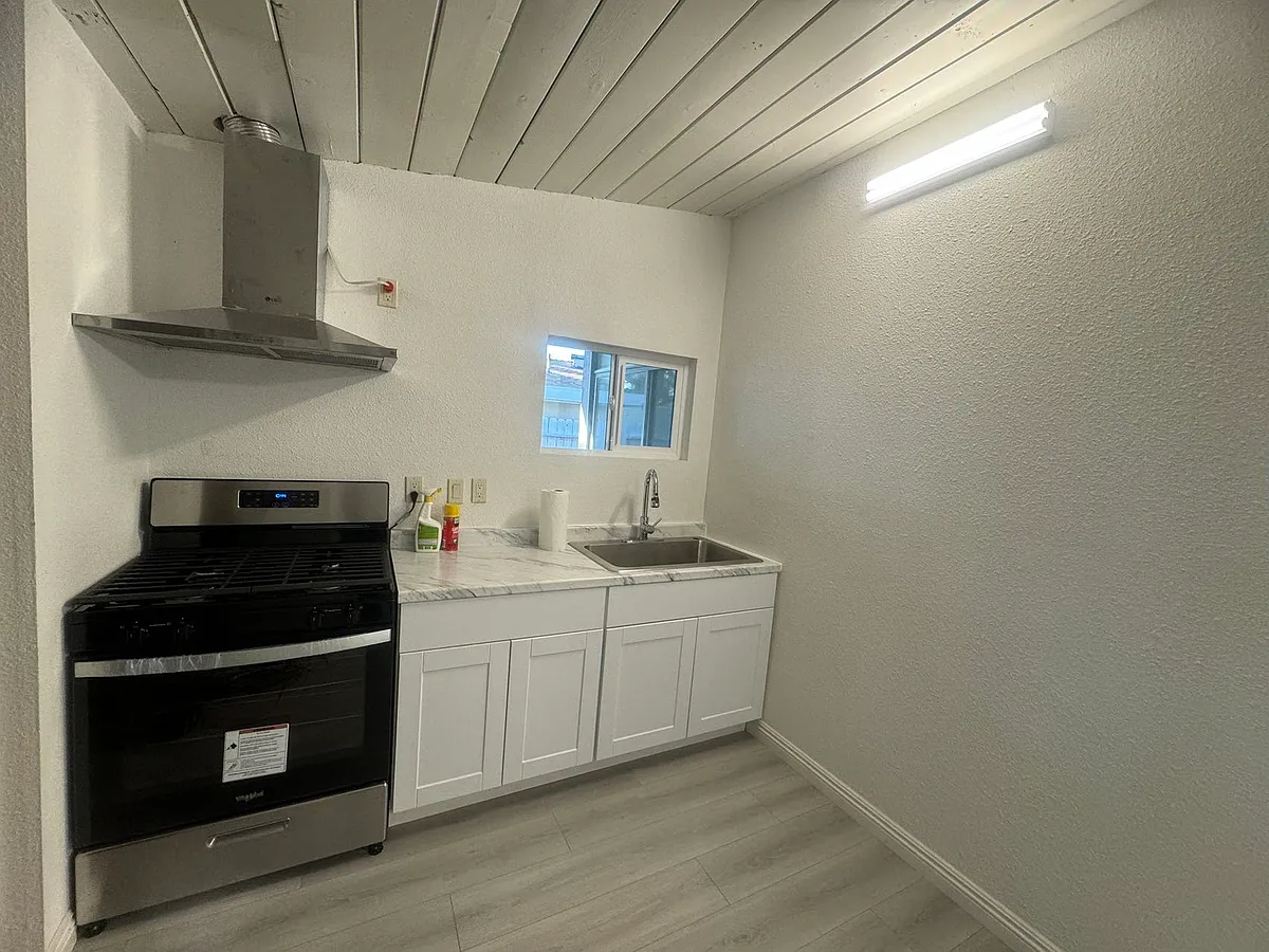 Building Photo - 819 Maertin Ln