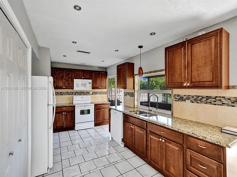 8550 NW 27th Pl — Photo 3