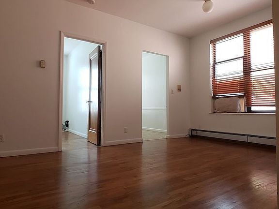3rd image of 3514 33rd St APT 1R