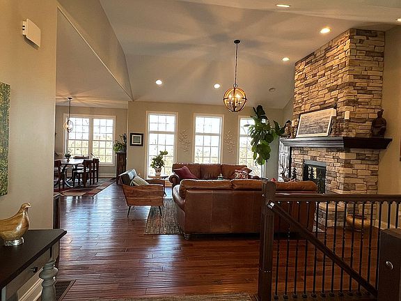 3rd image of 123 Mountain Ln
