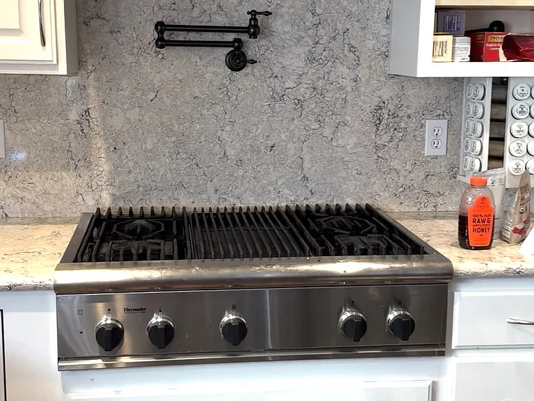 Thermador gas cooktop, stainless steel hood with warming lights, pot filler