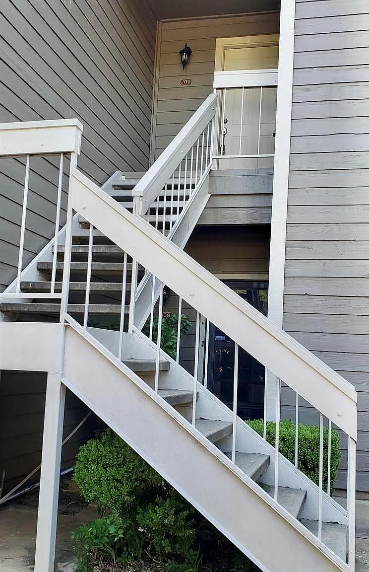 2 bed, 1.5 bath, 936 sqft, $1,295 — Photo 2