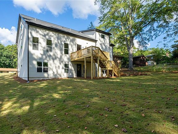 4th image of 646 Shannon Dr NE