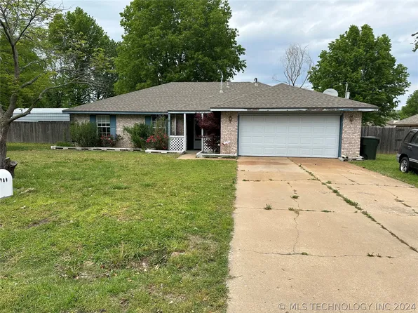 9301 E Mulberry Ln, Claremore, OK 74019