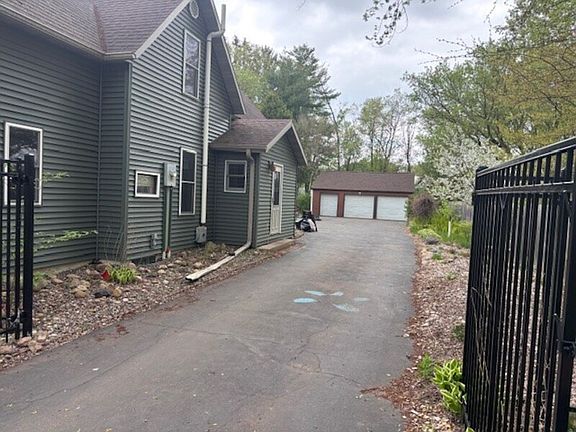 3rd image of 327 George St