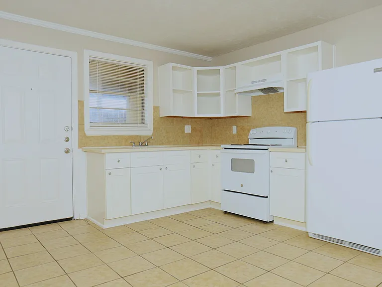 123 W 6th St #2 — Photo 5