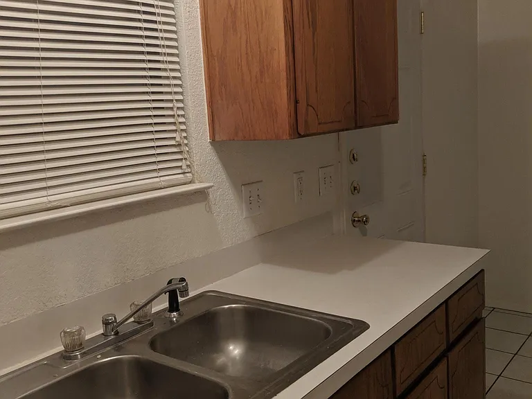 1110 Leslie Cir — Photo 8