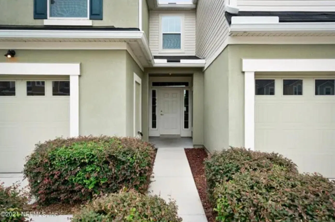 3 bed, 2.5 bath, 1633 sqft, $2,050 — Photo 2