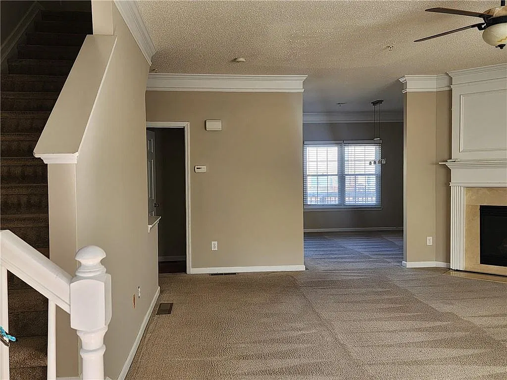 2 bed, 2.5 bath, 1870 sqft, $2,050 — Photo 3