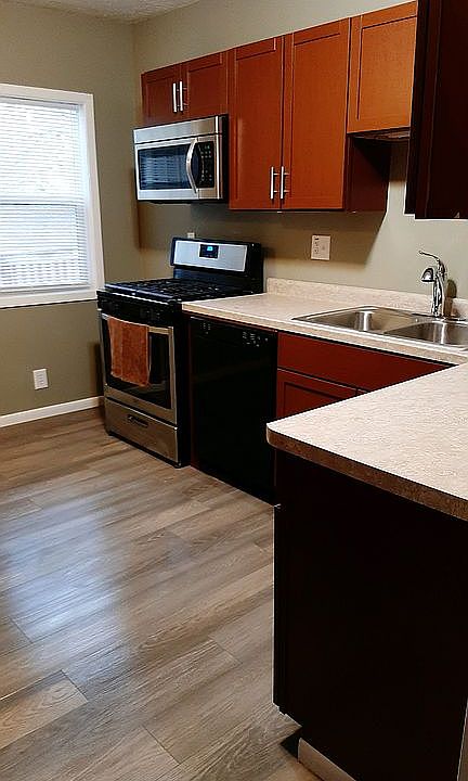 1st image of 2828 Iowa St