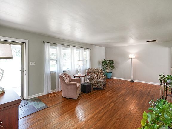 3rd image of 45 Kirk Dr E
