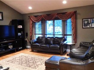 9 Sherry Ln, Hauppauge, NY 11788