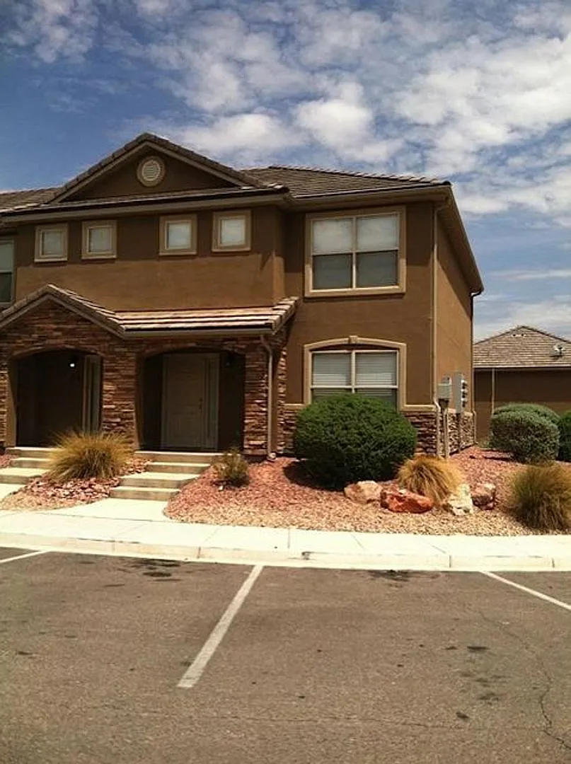 Hidden Valley Town Home-End Unit & New Carpet! — Photo 1