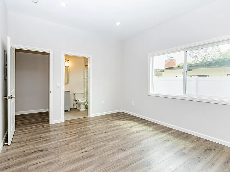7909 Aura Ave — Photo 8