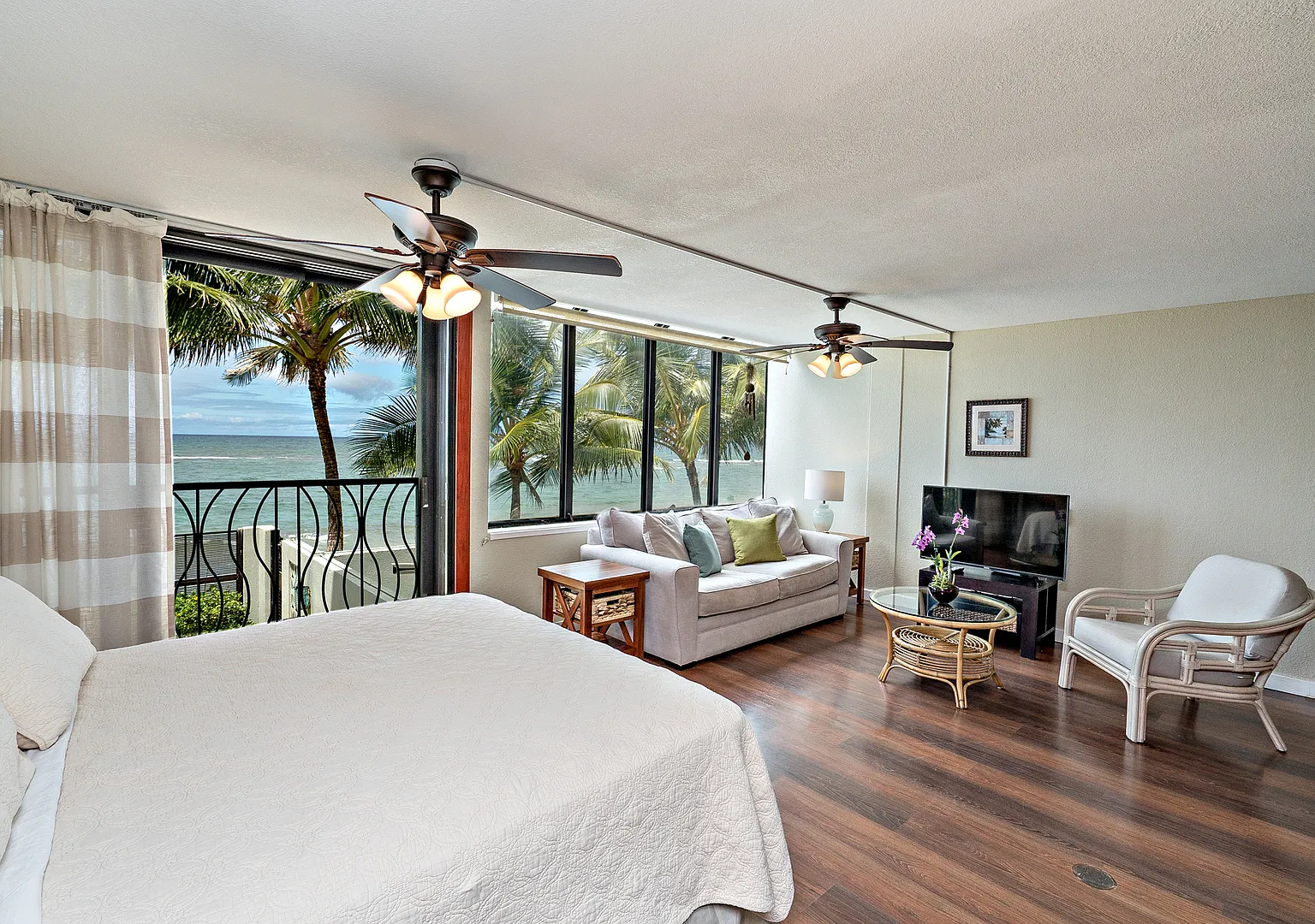 Beachfront Furnished 2/2/1-Pkg In Waialua, O'Ahu's North Shore — Photo 1