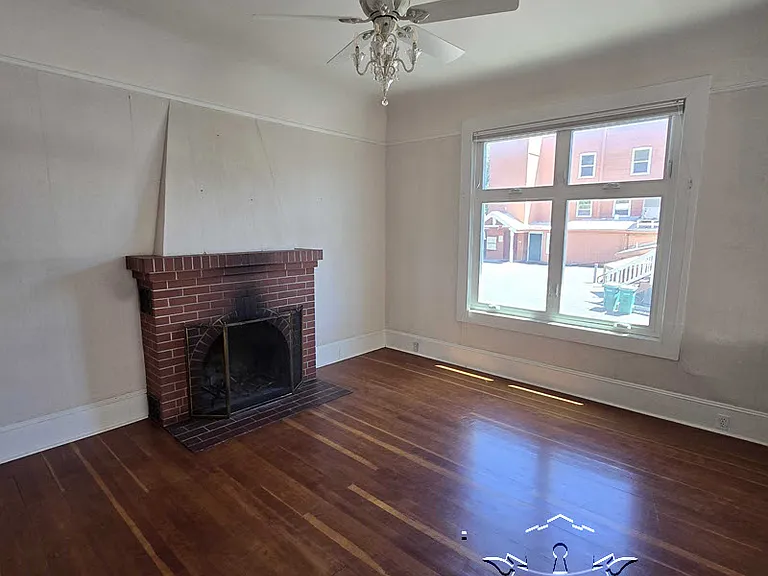 210 N Auburn St — Photo 9