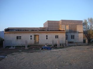18 Miranda Rd, Ranchos De Taos, NM 87557