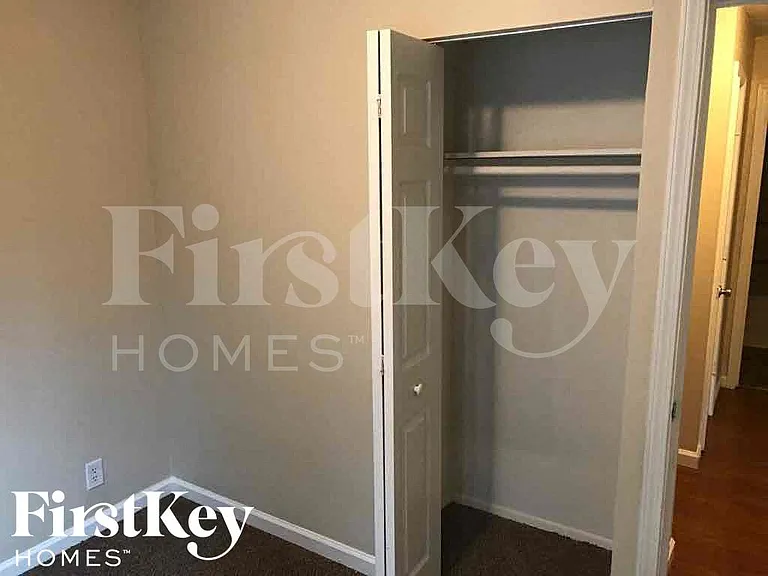 4801 Leone Dr — Photo 9