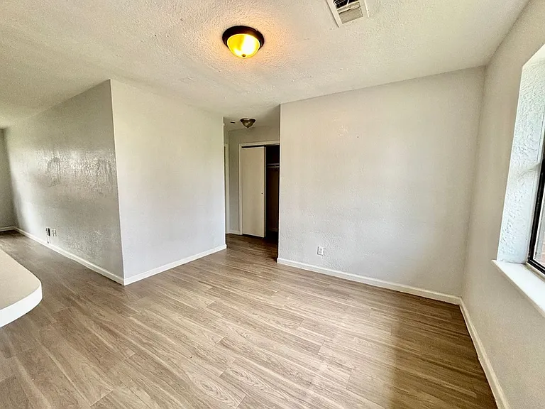 82 West — Photo 23