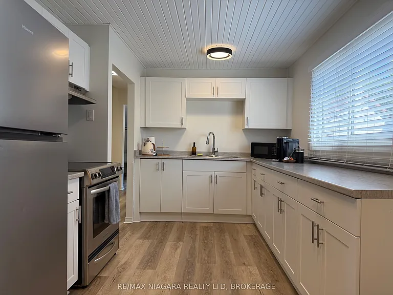 4354 5th Ave — Photo 3