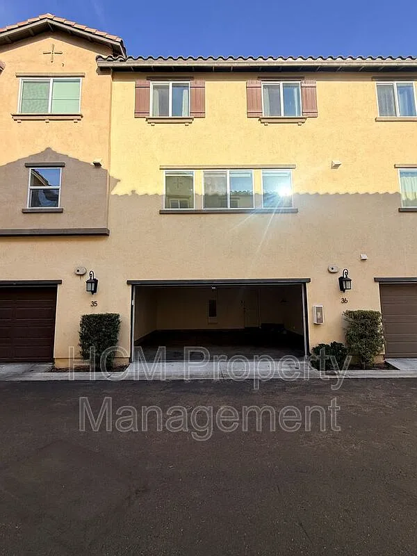 3 bed, 2.5 bath, 1950 sqft, $4,200 — Photo 2