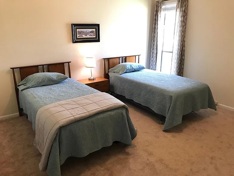 Second bedroom with two twin beds