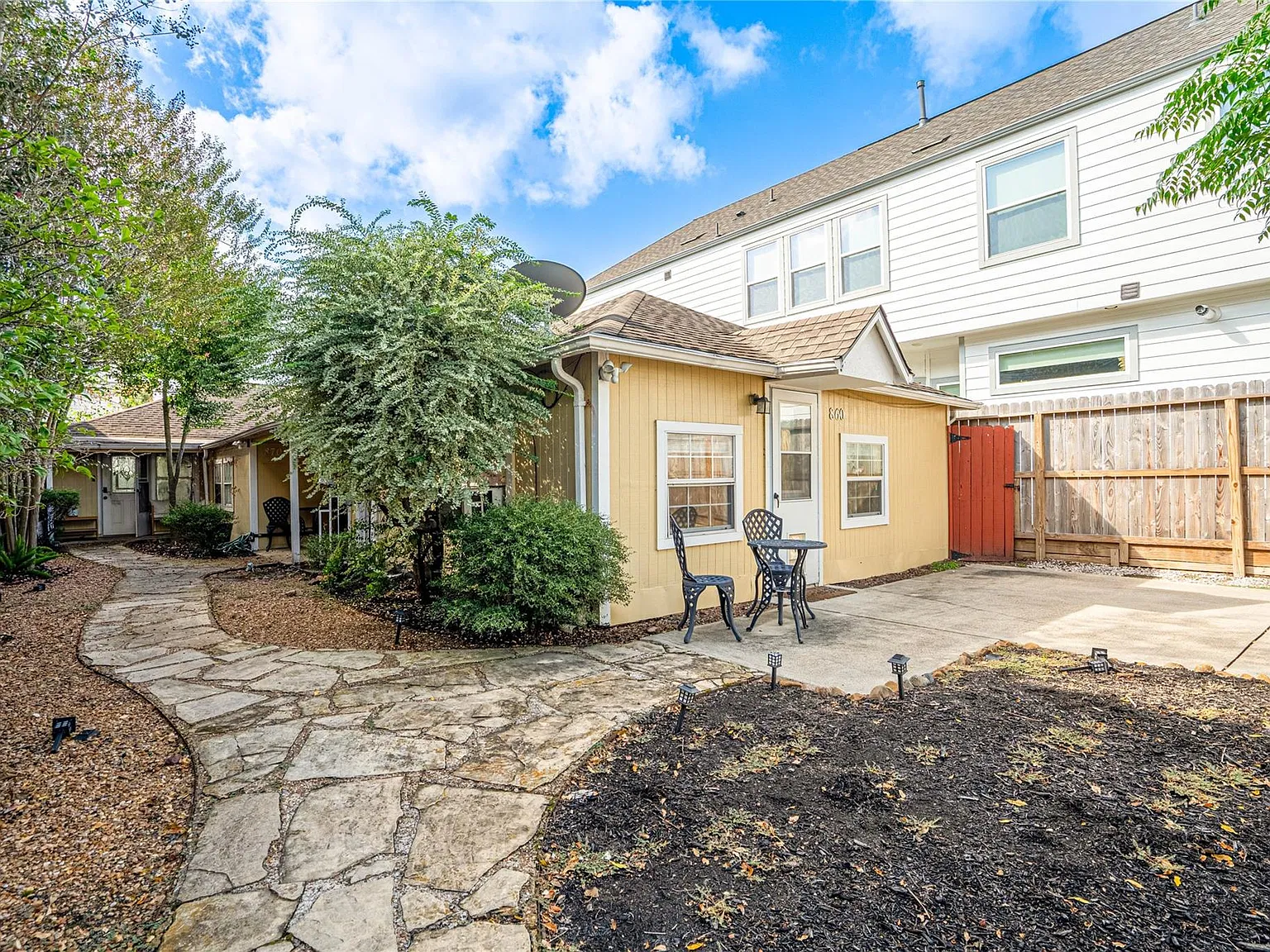 1 bed, 1.0 bath, $1,085 — Photo 4