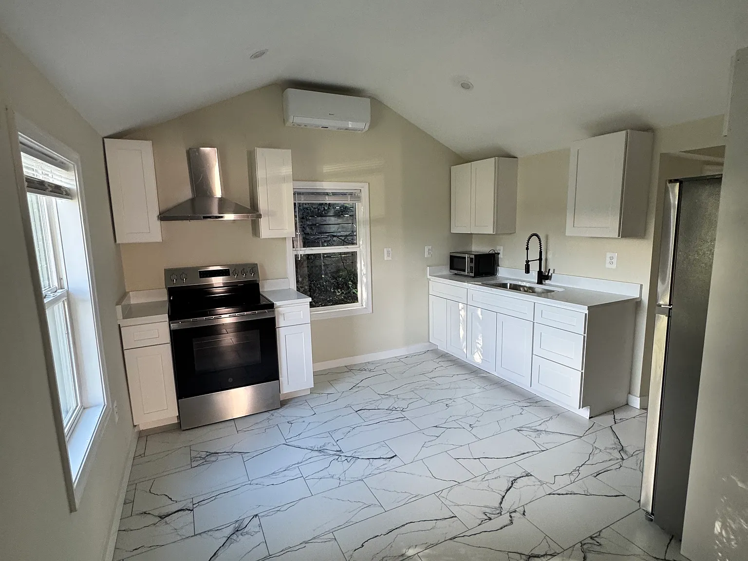2 bed, 1400 sqft, $2,400 — Photo 1