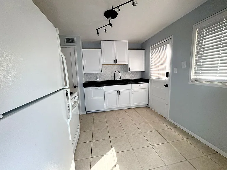 445 - 451 Glenview Ct. — Photo 3