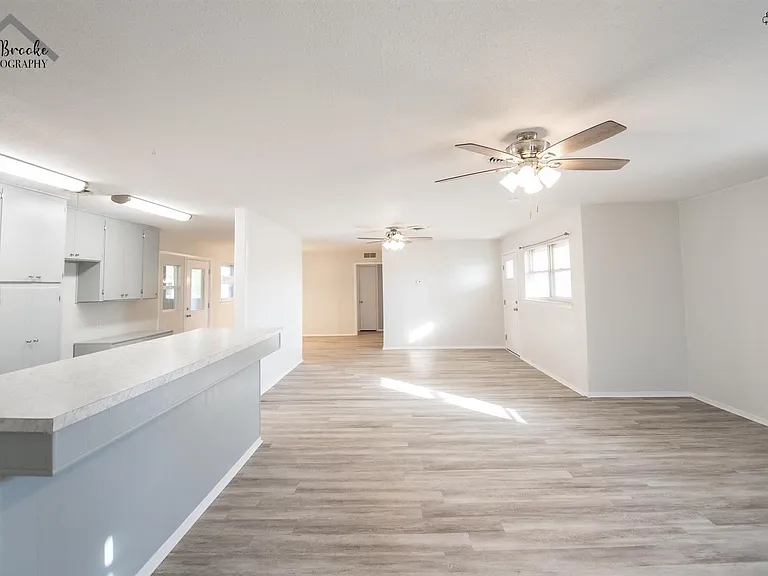 1020 W Cornelia Ave — Photo 12