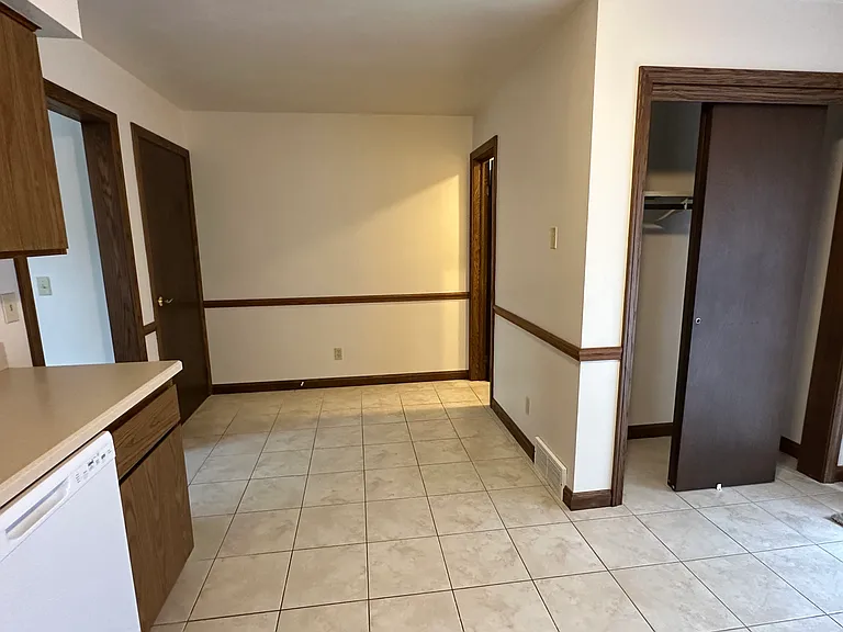 3850 Canterbury Dr — Photo 8