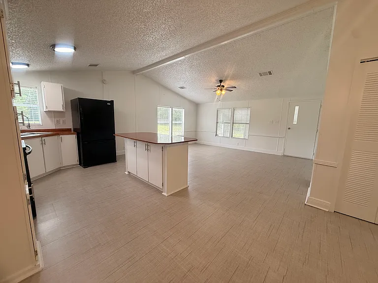1051 Hawthorn St — Photo 20