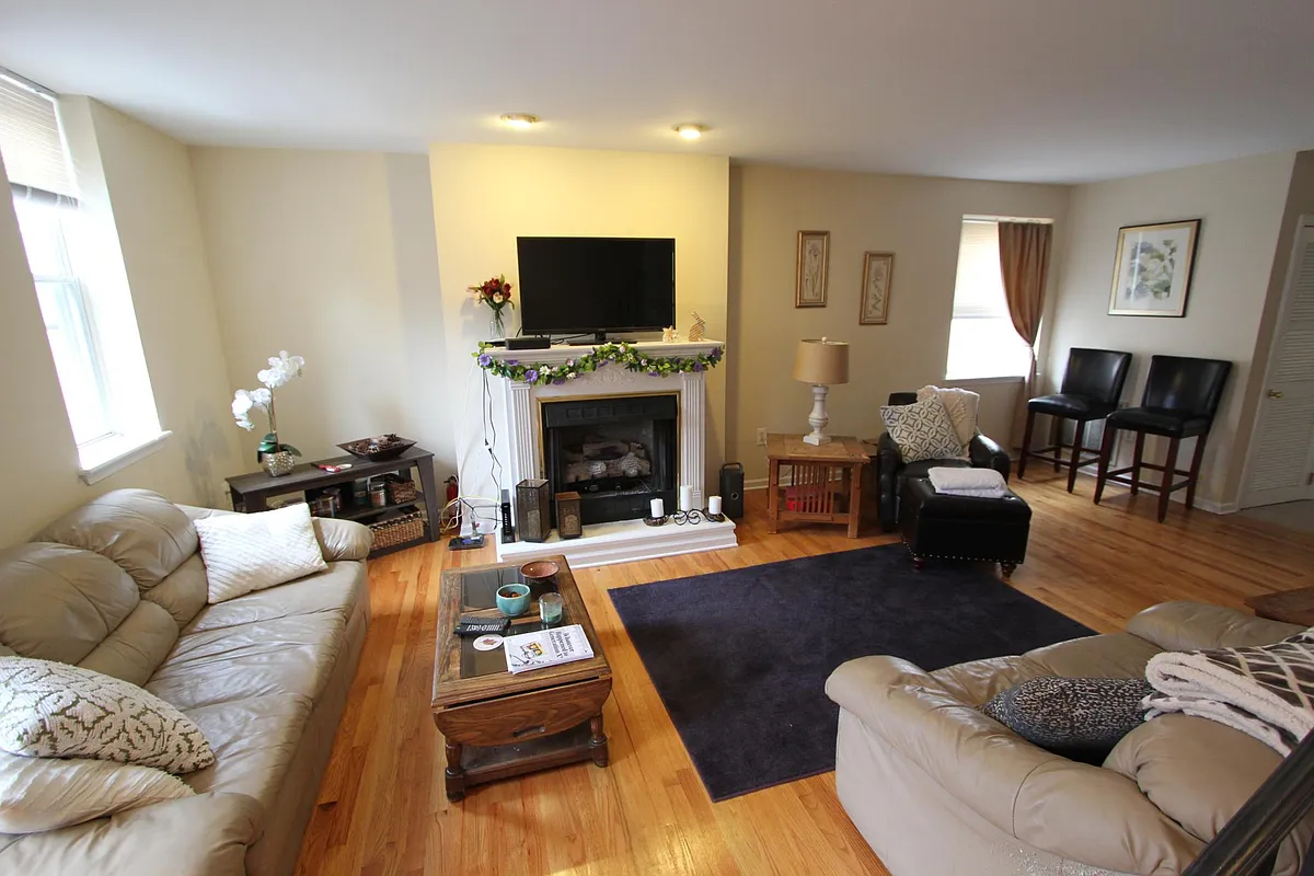 Building Photo - 1112 Fitzwater St #2-3