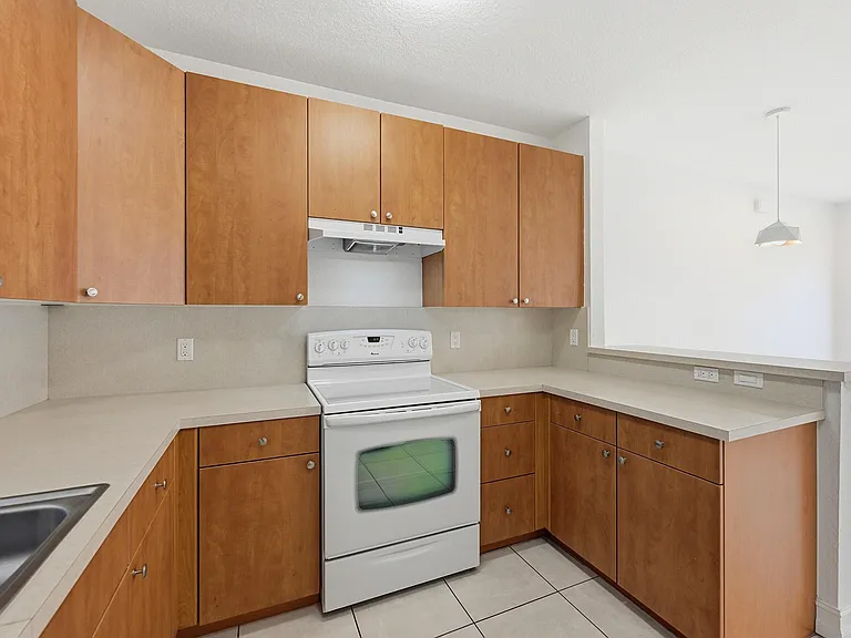 913 NE 12th Ave — Photo 13