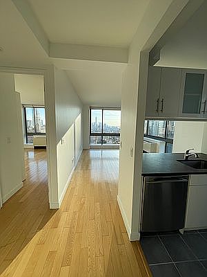4th image of 9 W 31st St APT 19F