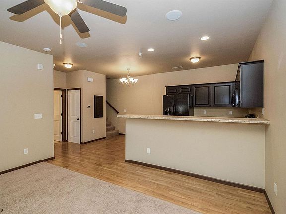 5th image of 470 Cambria Dr