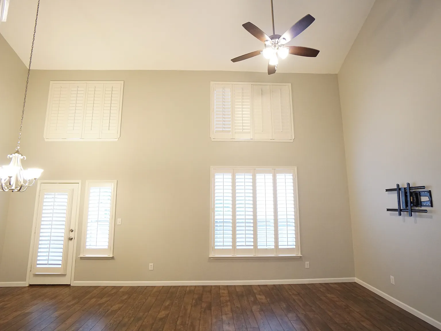 2 bed, 1.5 bath, 1346 sqft, $2,100 — Photo 2
