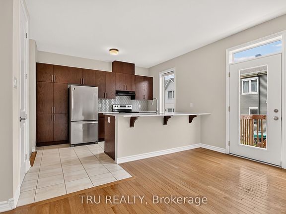 5th image of 4126 Obsidian St