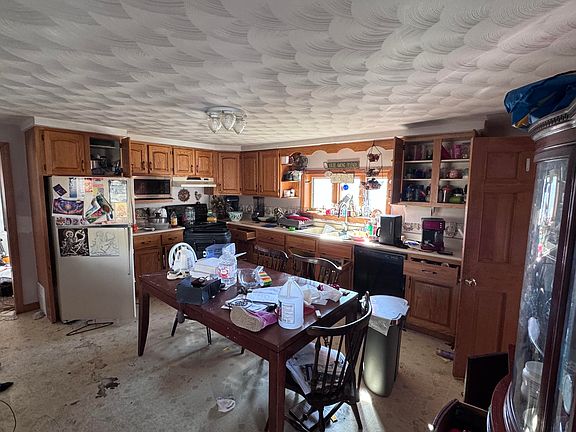 2nd image of 16 Pines Road