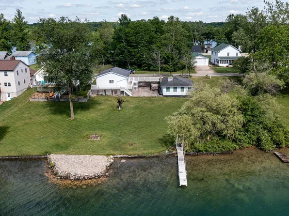 65572 W Peninsula Dr, Cassopolis, MI 49031