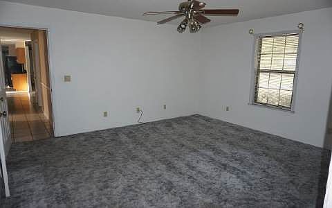4th image of 290 NW Clubview Cir