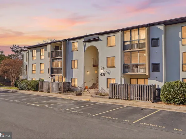 611 Center St APT 101, Herndon, VA 20170