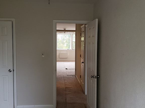 2ND FLOOR - HALLWAY 