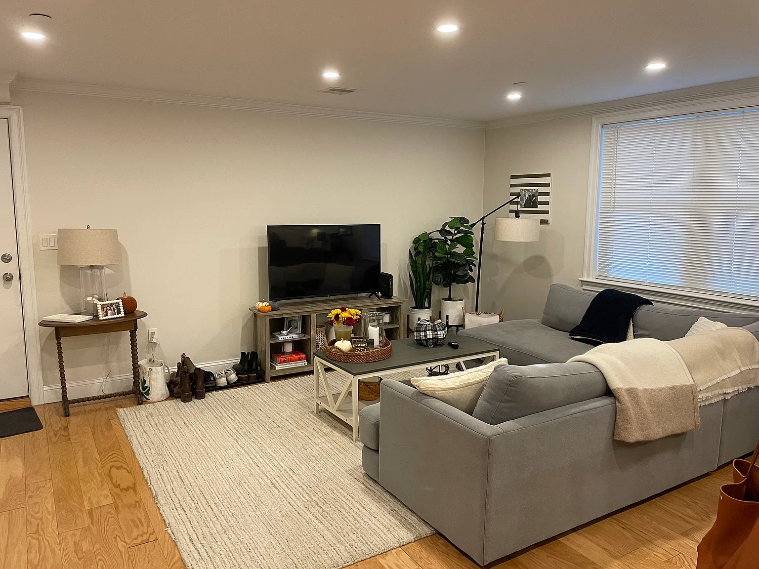 1 bed, 700 sqft, $2,400 — Photo 1