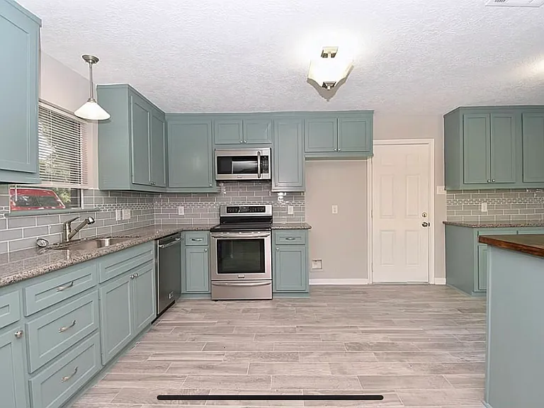Briar Forest Dr — Photo 13