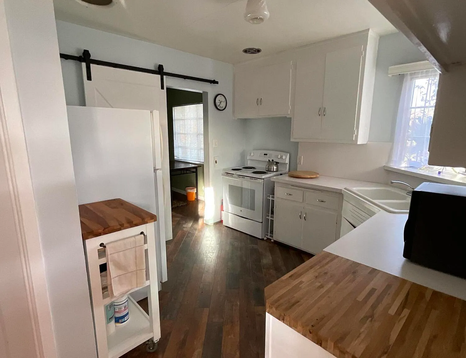 1 bed, 1.0 bath, 983 sqft, $1,850 — Photo 2