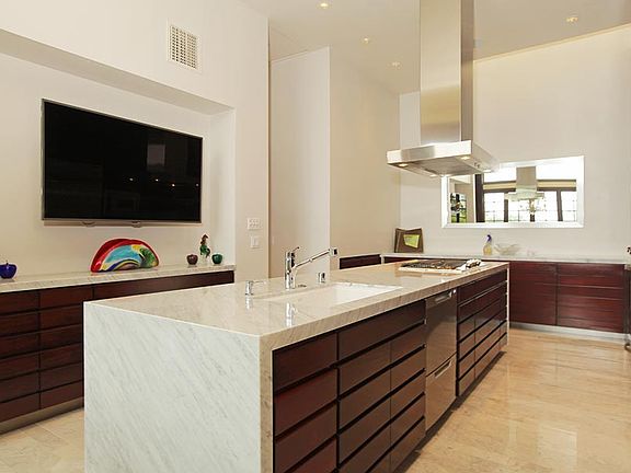 Huge kitchen w/all amenities