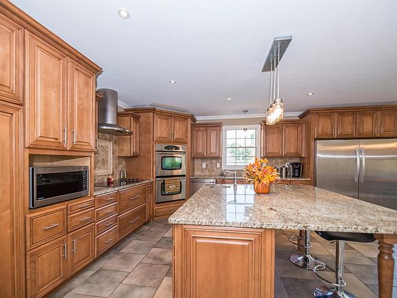 3rd image of 125 Lakeside Dr