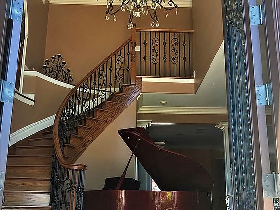 Sweeping Staircase