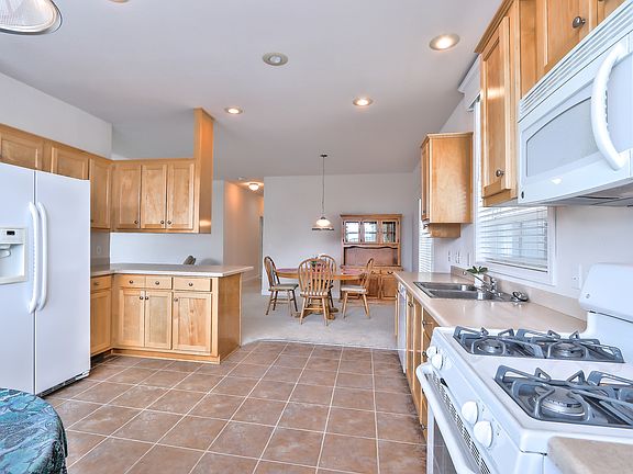 2nd image of 433 Sylvan Ave Spc 82